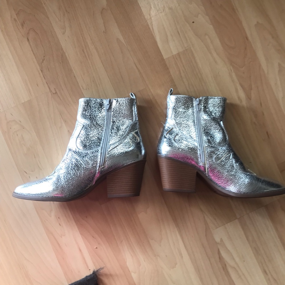 Silver Western Ankle Boots Sz 8.5
Vegan
Brand is SO
Zipper on side 
Worn once